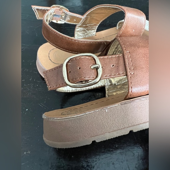 Girls Brown strap sandals. - Picture 4 of 5